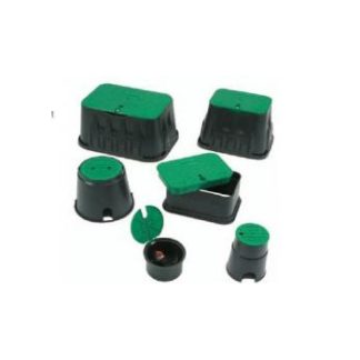 Arqueta negra rectangular con tapa verde y tornillo. Rain Bird.